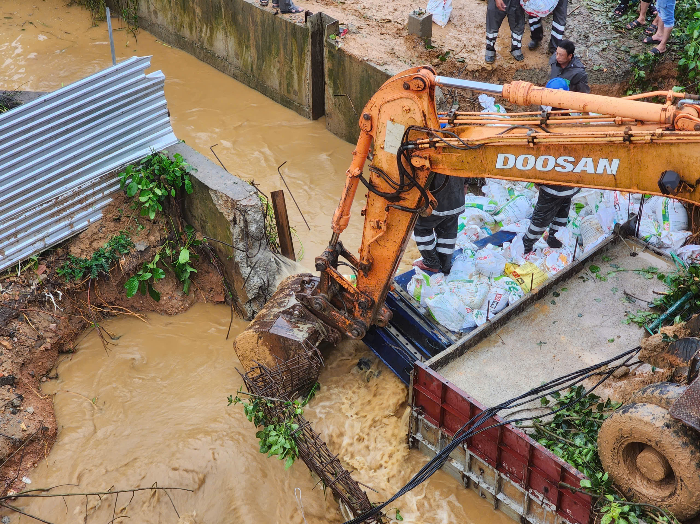 使用沙袋堵塞运河,阻止茶曲河水涌入广义市中心